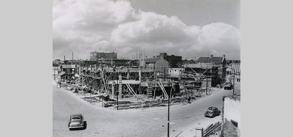 Afbraak en opbouw aan de Molengracht, eind jaren 1950.